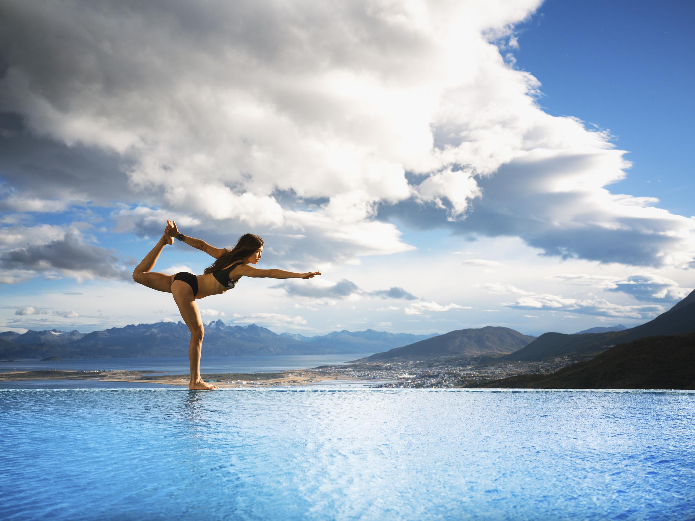 Arakur Ushuaia Resort & Spa Eksteriør billede A woman practicing yoga