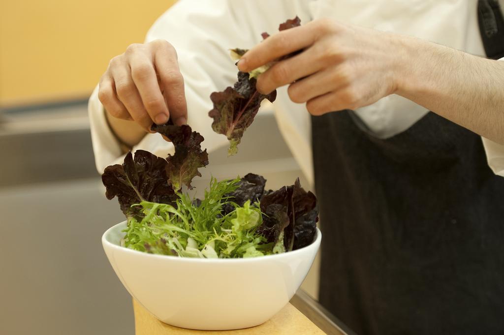 Arakur Ushuaia Resort & Spa Eksteriør billede A chef preparing a salad