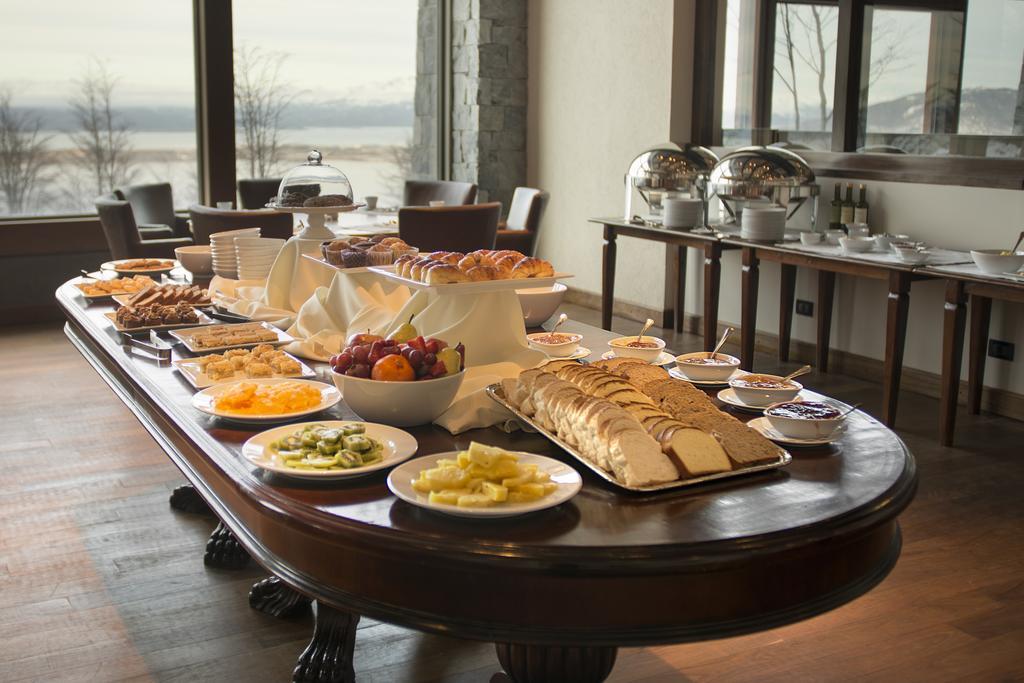 Arakur Ushuaia Resort & Spa Eksteriør billede A buffet at a hotel